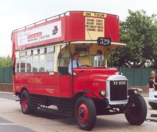 D142 at Hampton Court Station, June 2001