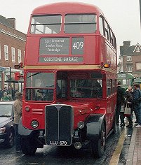 RT3871 on 409, War Memorial