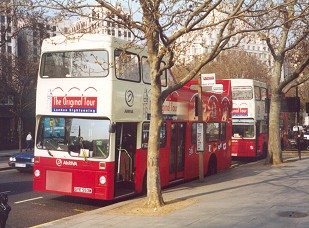 M553, M310 on Victoria Embankment, March 2000