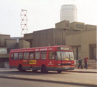 GLS502 crosses Waterloo Bridge on 507, March 2000